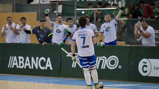Los verdiblancos ganaron por 4-1 y pusieron el primer punto de la eliminatoria en el Palacio de los Deportes de Riazor