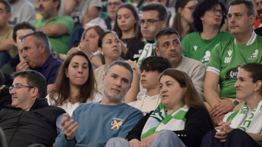 Los verdiblancos ganaron por 4-1 y pusieron el primer punto de la eliminatoria en el Palacio de los Deportes de Riazor