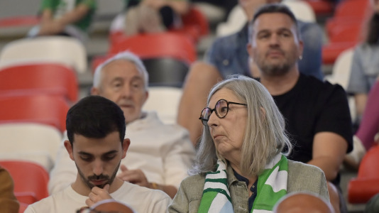 Los verdiblancos ganaron por 4-1 y pusieron el primer punto de la eliminatoria en el Palacio de los Deportes de Riazor