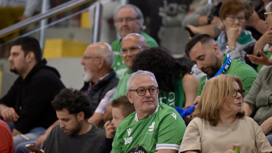 Los verdiblancos ganaron por 4-1 y pusieron el primer punto de la eliminatoria en el Palacio de los Deportes de Riazor