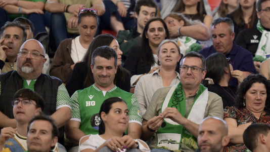 Los verdiblancos ganaron por 4-1 y pusieron el primer punto de la eliminatoria en el Palacio de los Deportes de Riazor