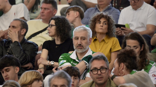 Los verdiblancos ganaron por 4-1 y pusieron el primer punto de la eliminatoria en el Palacio de los Deportes de Riazor