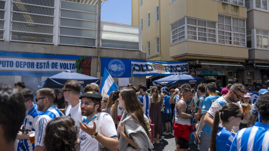 Aficionados del Dépor en la calle San Juan