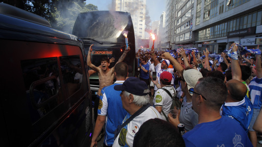 Miles de personas recibieron al Deportivo en Riazor