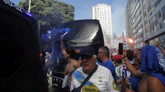 Miles de personas recibieron al Deportivo en Riazor