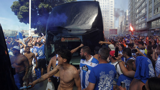 Miles de personas recibieron al Deportivo en Riazor