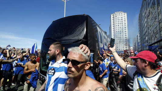 Miles de personas recibieron al Deportivo en Riazor