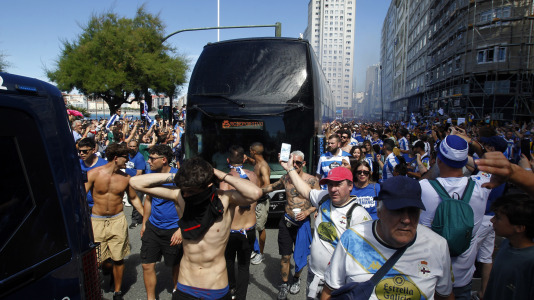 Miles de personas recibieron al Deportivo en Riazor