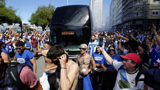 Miles de personas recibieron al Deportivo en Riazor