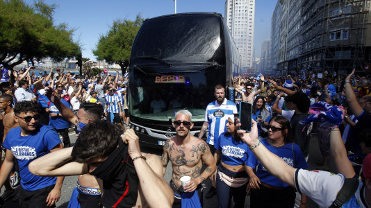 Miles de personas recibieron al Deportivo en Riazor