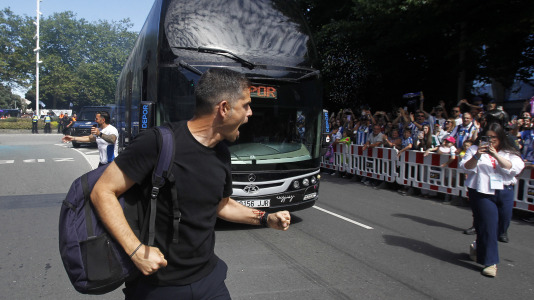 Miles de personas recibieron al Deportivo en Riazor