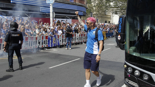 Miles de personas recibieron al Deportivo en Riazor