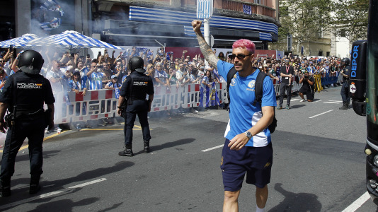 Miles de personas recibieron al Deportivo en Riazor