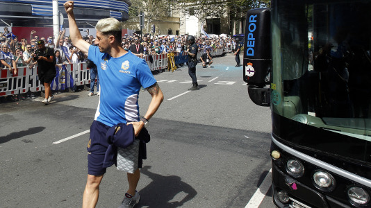 Miles de personas recibieron al Deportivo en Riazor