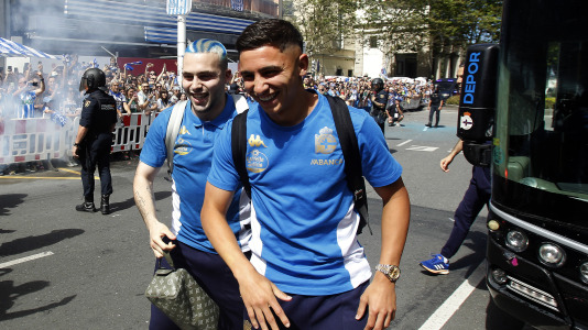Miles de personas recibieron al Deportivo en Riazor