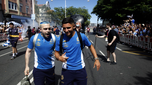 Miles de personas recibieron al Deportivo en Riazor