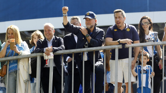 Miles de personas recibieron al Deportivo en Riazor