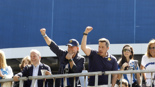 Miles de personas recibieron al Deportivo en Riazor