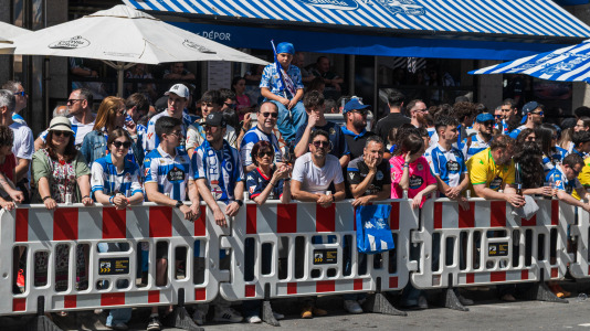 Miles de personas recibieron al Deportivo en Riazor
