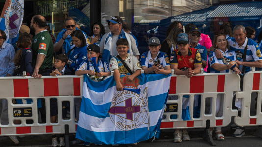 Miles de personas recibieron al Deportivo en Riazor