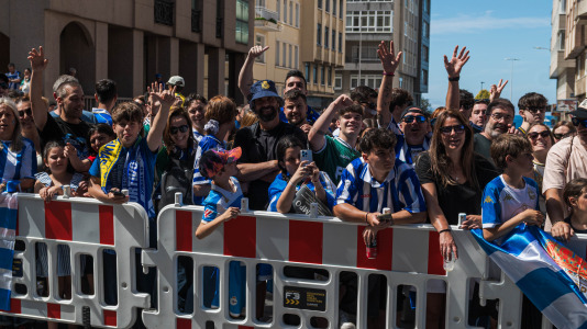 Miles de personas recibieron al Deportivo en Riazor