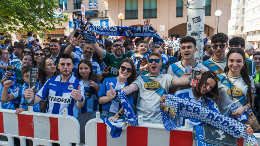 Miles de personas recibieron al Deportivo en Riazor