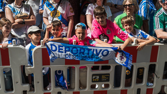 Miles de personas recibieron al Deportivo en Riazor
