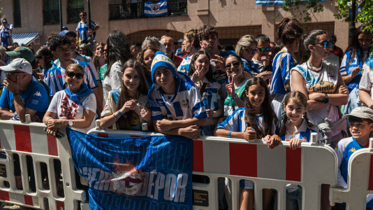 Miles de personas recibieron al Deportivo en Riazor