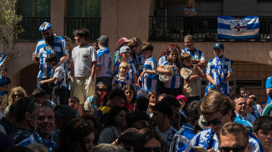 Miles de personas recibieron al Deportivo en Riazor