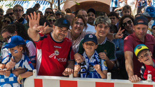 Miles de personas recibieron al Deportivo en Riazor