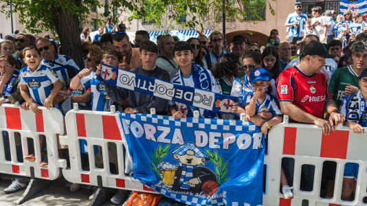 Miles de personas recibieron al Deportivo en Riazor