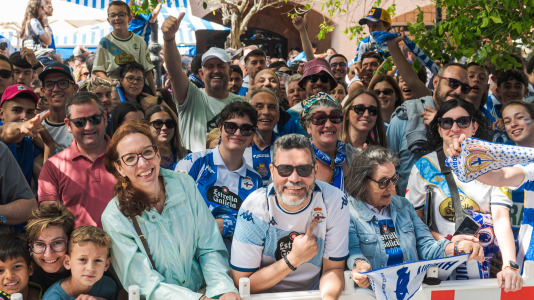 Miles de personas recibieron al Deportivo en Riazor
