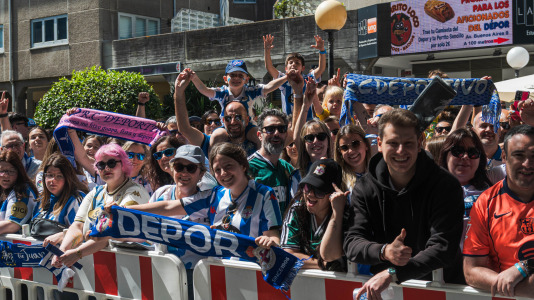Miles de personas recibieron al Deportivo en Riazor