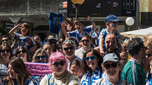 Miles de personas recibieron al Deportivo en Riazor