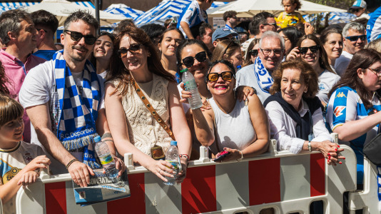 Miles de personas recibieron al Deportivo en Riazor