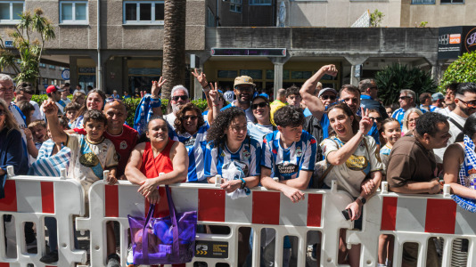 Miles de personas recibieron al Deportivo en Riazor