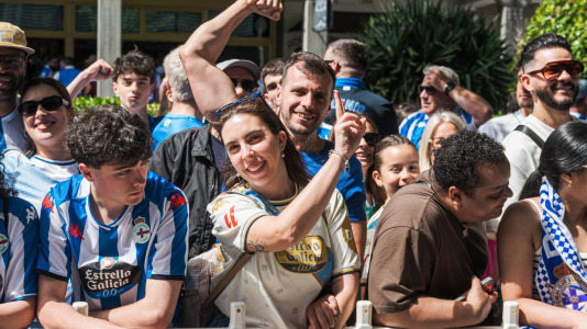 Miles de personas recibieron al Deportivo en Riazor