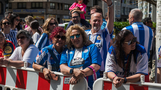 Miles de personas recibieron al Deportivo en Riazor