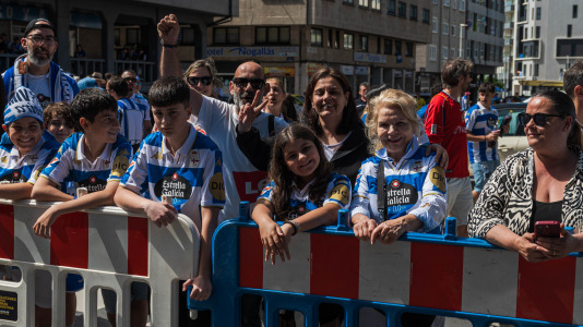 Miles de personas recibieron al Deportivo en Riazor