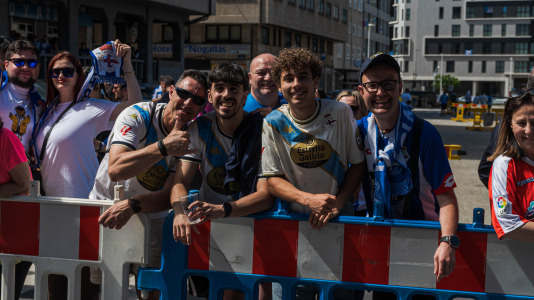 Miles de personas recibieron al Deportivo en Riazor