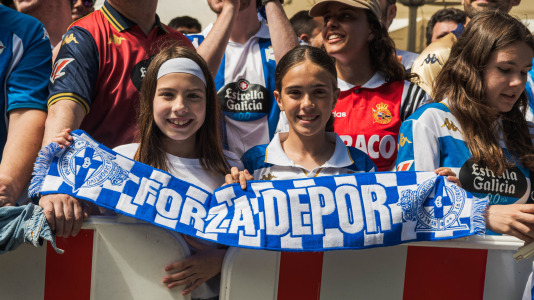 Miles de personas recibieron al Deportivo en Riazor