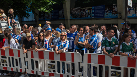 Miles de personas recibieron al Deportivo en Riazor