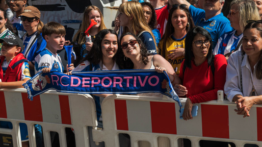 Miles de personas recibieron al Deportivo en Riazor