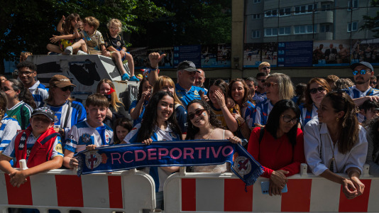 Miles de personas recibieron al Deportivo en Riazor