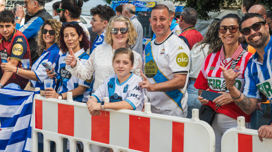 Miles de personas recibieron al Deportivo en Riazor