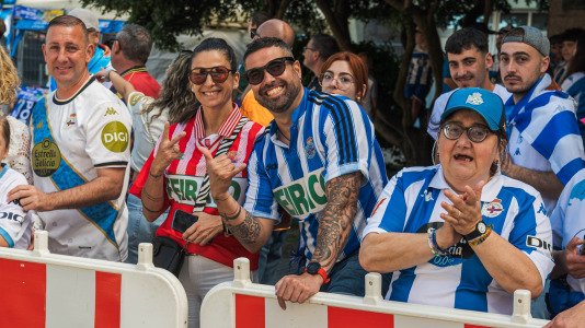 Miles de personas recibieron al Deportivo en Riazor
