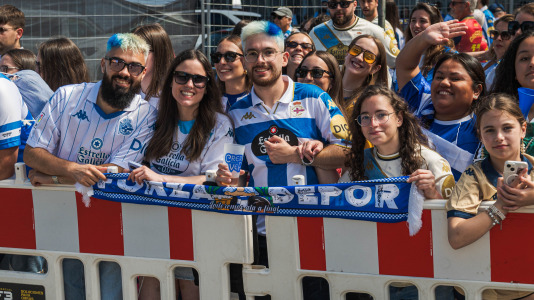 Miles de personas recibieron al Deportivo en Riazor