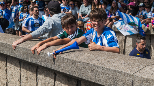Miles de personas recibieron al Deportivo en Riazor