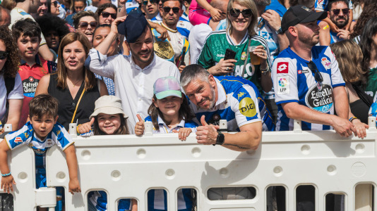 Miles de personas recibieron al Deportivo en Riazor