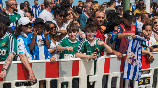 Miles de personas recibieron al Deportivo en Riazor
